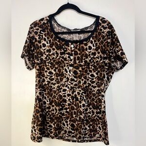 NWOT "PERFECTLY IMPERFECT" Short‎ SLEEVE TOP SIZE 2X Lace Round Neck Leopard